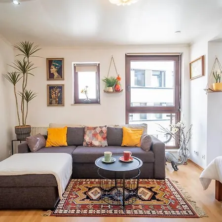 Explorer House Apartment *