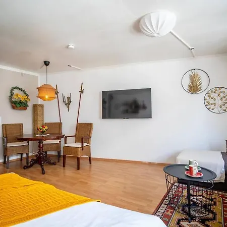 Explorer House Apartment *